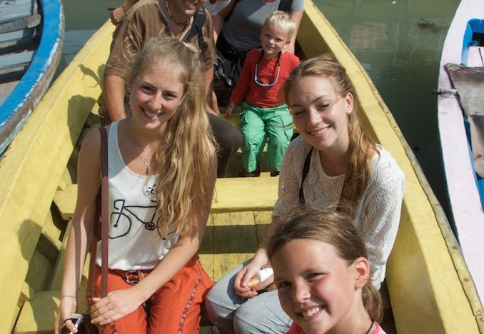 Kinderen in Jakarta in een bootje, Java, Indonesië